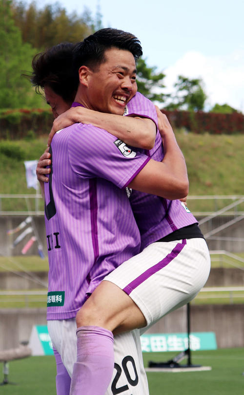 藤枝FW森島康仁（左）（2019年4月27日撮影）