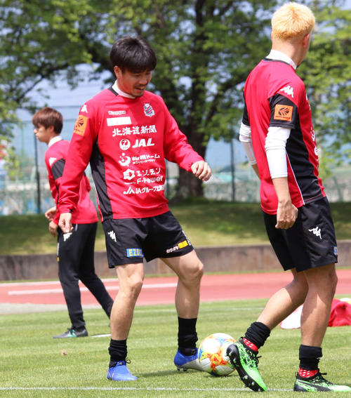 ボール回しに参加する札幌MF早坂（左）（撮影・保坂果那）