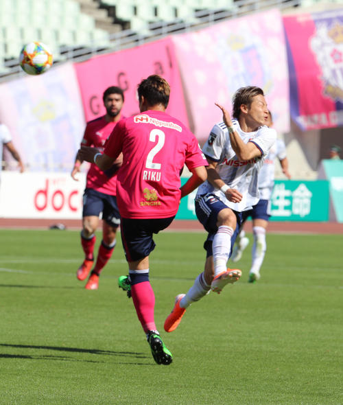 C大阪対横浜　前半、C大阪DF松田陸（左）と激しく競り合う横浜FW仲川輝人（撮影・黒河謙一）