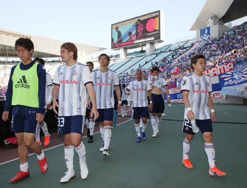 C大阪対横浜　C大阪に敗れ、がっくりと引き揚げる横浜FW仲川輝人（左）ら（撮影・黒河謙一）