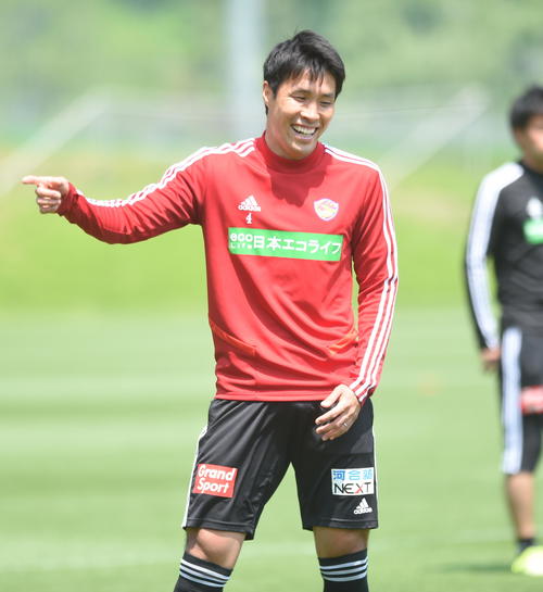 笑顔を見せる仙台DF蜂須賀（撮影・山田愛斗）