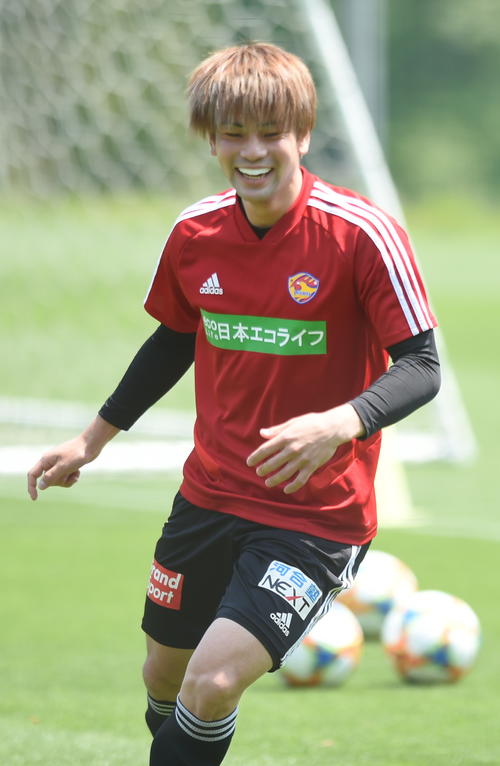 笑顔で練習するDF永戸（撮影・山田愛斗）