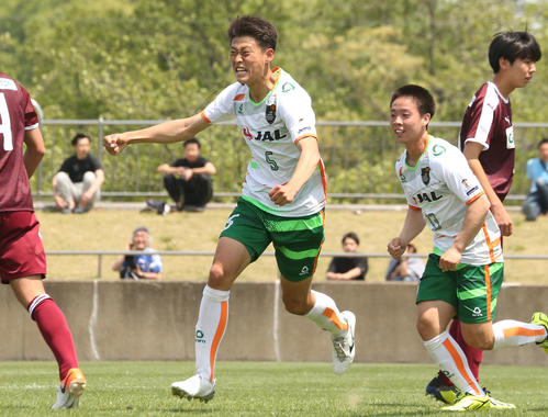 尚志対青森山田　後半、ゴールを決め喜ぶ青森山田DF藤原（撮影・野上伸悟）