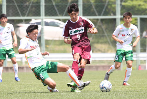 尚志対青森山田　前半、青森山田MF浦川（左）のタックルを受ける尚志FW染野（撮影・野上伸悟）