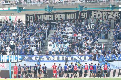鳥栖対G大阪　鳥栖に敗れたG大阪イレブンはサポーターにあいさつ（撮影・梅根麻紀）