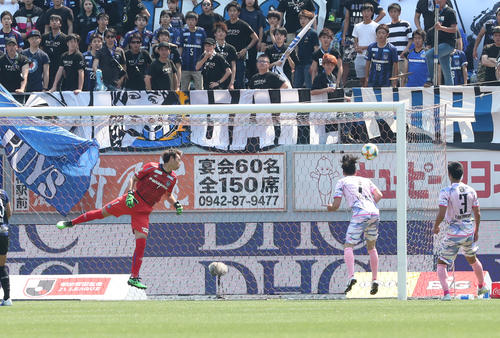 鳥栖対G大阪　前半16分、鳥栖MF・クエンカはコーナーキックからの浮いた球を頭で押し込み先制ゴールを決める（撮影・梅根麻紀）