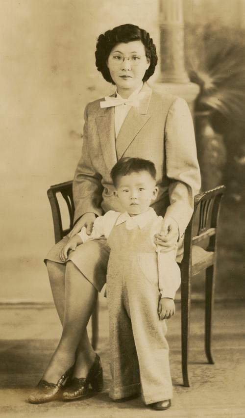 2～3歳ごろのセルジオ越後氏と母重さん