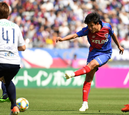 東京対磐田　前半、シュートを放つ東京MF久保（撮影・横山健太）