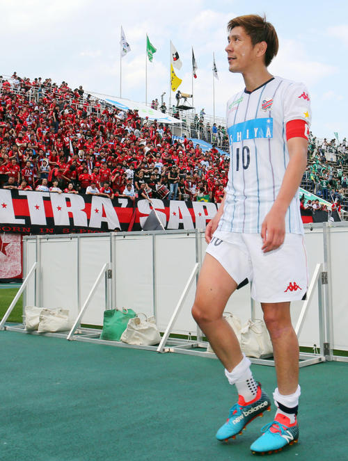 松本対札幌　スコアレスドローに終わり札幌MF宮沢はファンの声援を受けるも悔しそうな表情を浮かべ引き揚げる（撮影・垰建太）