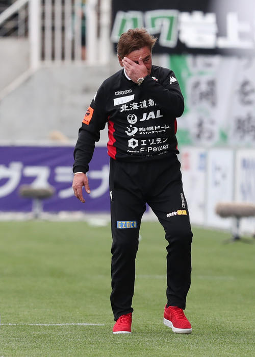 松本対札幌　後半、ベンチ前で厳しい表情の札幌ペトロビッチ監督（撮影・垰建太）