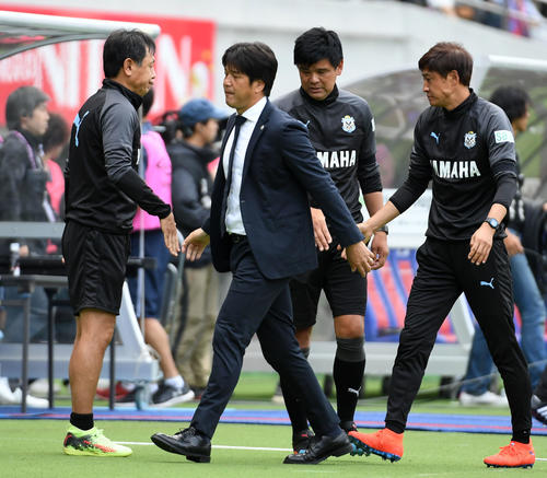 東京対磐田　東京に敗れ引き揚げる磐田の名波監督（左から2人目）（撮影・横山健太）