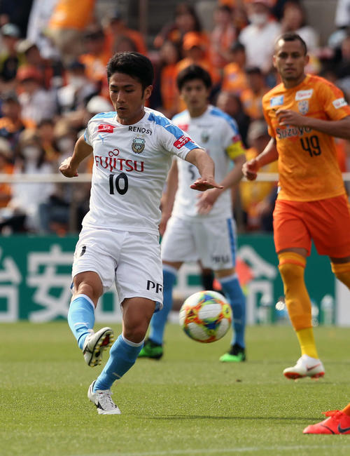 清水対川崎F　後半35分、ミドルシュートを決める川崎F・MF大島（左）（撮影・大野祥一）