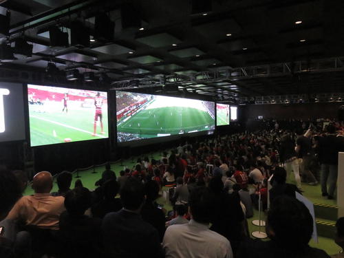 初開催された「Jリーグ　デジタルスタジアム」の会場には、スクリーンが5台設置された