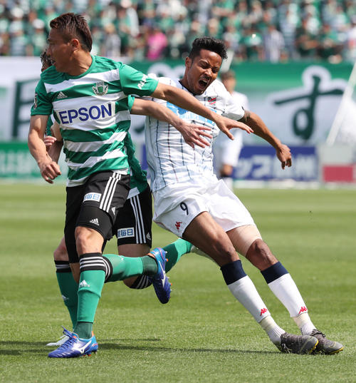 松本対札幌　前半、札幌FW鈴木（右）は松本DF橋内（左）の厳しいマークを受ける（撮影・垰建太）