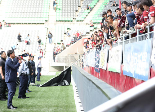 神戸対鹿島　試合後、居残ったサポーターと話し合う神戸三浦SD（手前）（撮影・前田充）