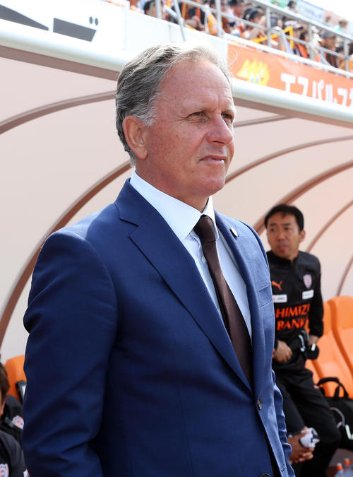 清水対川崎F　川崎Fに敗れ、3連敗を喫した清水ヨンソン監督（撮影・大野祥一）