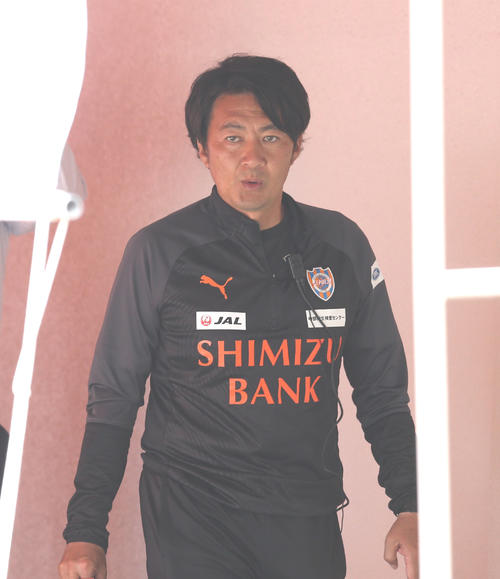 退任する清水ヨンソン監督に代わり、監督代行を務める篠田コーチ（撮影・大野祥一）