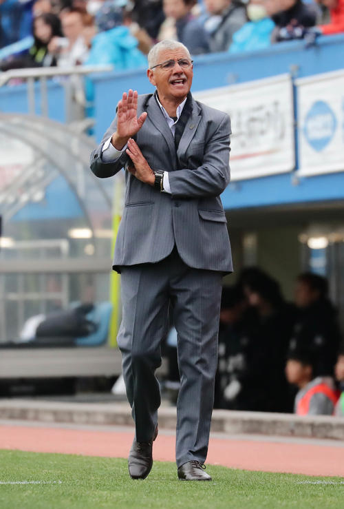 解任されることが確実になった、横浜FCのタヴァレス監督（19年3月23日撮影）