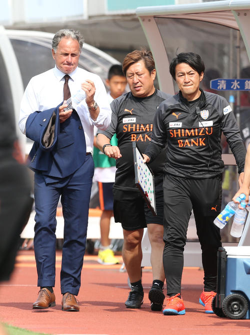 清水対川崎F　前半で2失点し、険しい表情でハーフタイムを迎える清水ヨンソン監督（左）と篠田コーチ（右）（撮影・大野祥一）