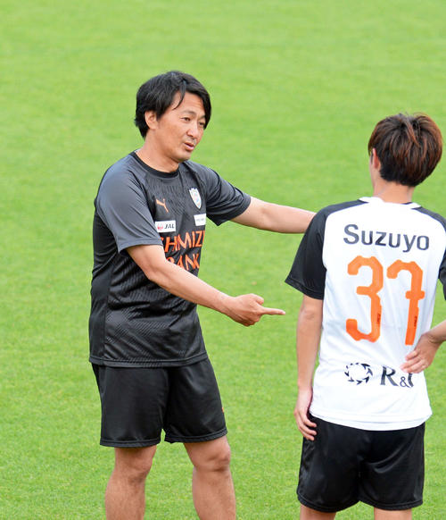 身ぶり手ぶりを交えて指導する清水エスパルス篠田監督代行（左）