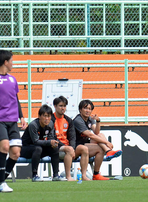 練習試合で戦況を見守る篠田監督代行（右端）。中央はMF竹内主将。左は久保山コーチ