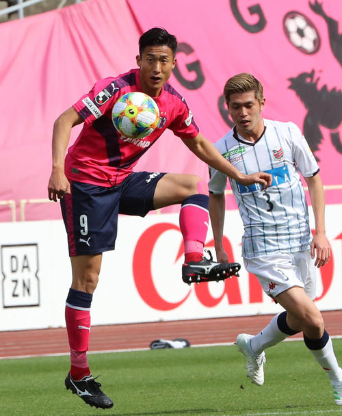 前半、パスを出すC大阪FW都倉（左）（2019年4月13日撮影）