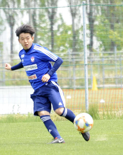 練習でクロスを上げる新潟MF本間至恩（撮影・斎藤慎一郎）