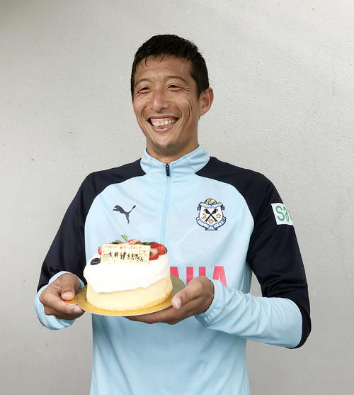 誕生ケーキを手に笑顔を見せる磐田DF大井