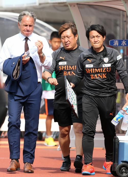 清水ヤン・ヨンソン前監督（左）と篠田善之新監督（右）（2019年5月12日撮影）