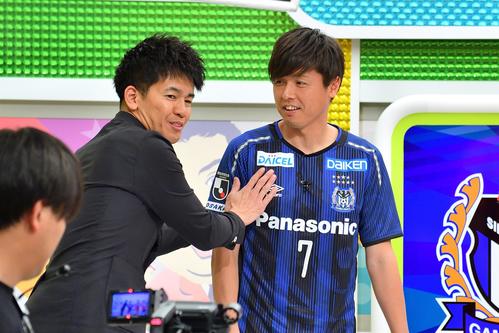 武井壮（左）から「主婦系MF」と命名？　されたガンバ大阪の遠藤保仁選手