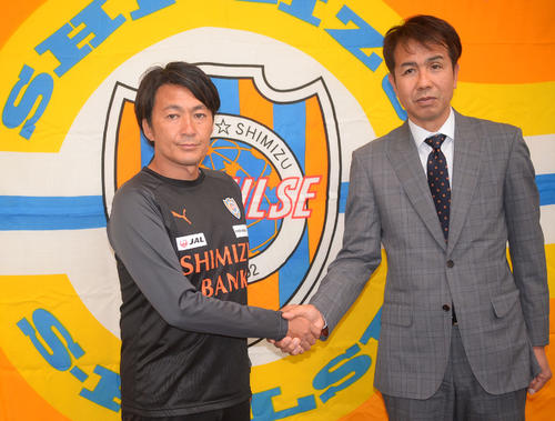 篠田監督（左）は、大榎ゼネラルマネジャーと握手を交わす（撮影・神谷亮磨）