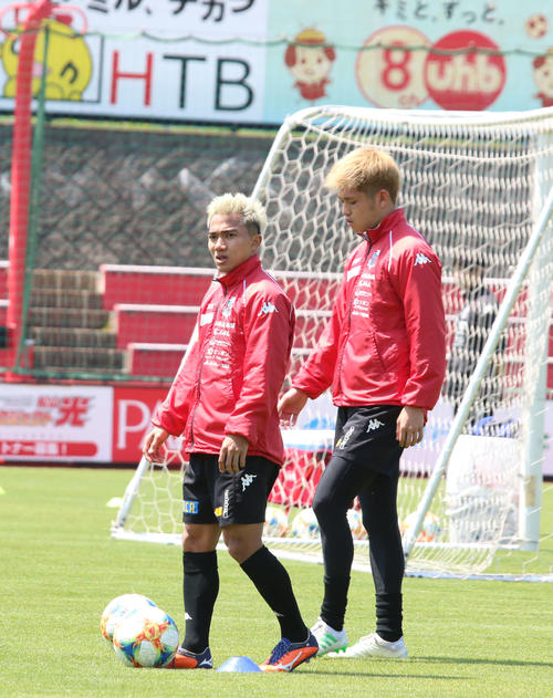 右太もも裏痛から復帰した札幌MFチャナティップ（左）。右はDF進藤（撮影・保坂果那）