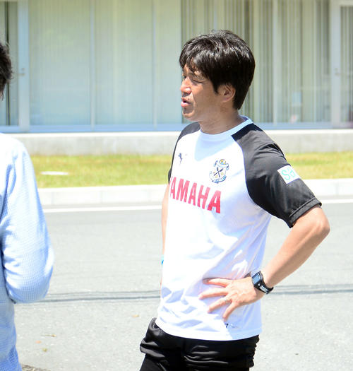 非公開練習後、取材に対応する磐田の名波監督