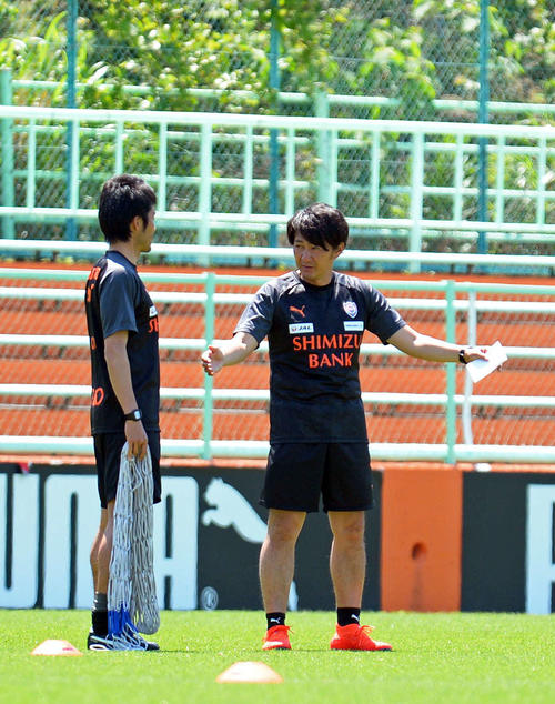 練習前にスタッフと話し込む篠田監督（右）