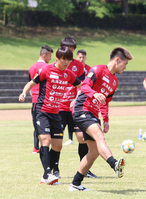 ボール回しを行う札幌MF深井（右）とFW岩崎（撮影・保坂果那）