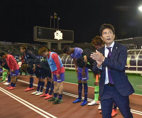 鳥栖に敗れ、引き揚げる城福監督（右端）と広島イレブン（共同）