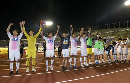 広島に勝利し、あいさつする鳥栖イレブン（共同）