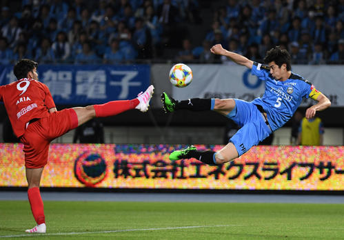 川崎F対名古屋　後半、シュートを放つ川崎F・DF谷口（撮影・横山健太）