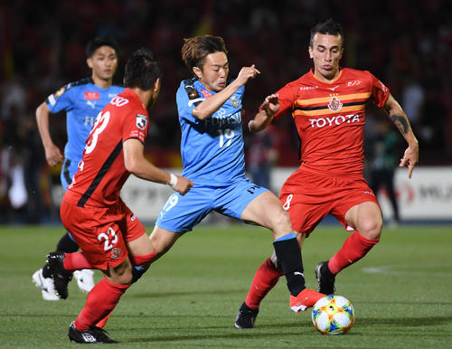川崎F対名古屋　後半、ドリブルする川崎F・MF斎藤（中央）。左は名古屋DF吉田、右はMFシミッチ（撮影・横山健太）