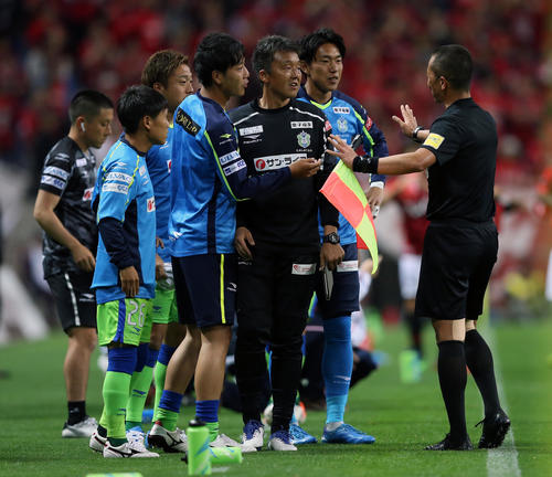 浦和対湘南　前半31分、審判に抗議する湘南の選手、スタッフたち（撮影・大野祥一）
