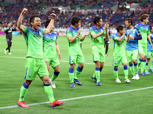 逆転勝利を喜ぶFW梅崎（左）ら湘南イレブン（撮影・大野祥一）