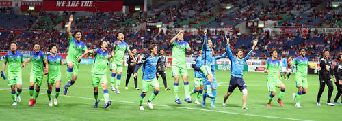 試合後、応援スタンド前で喜ぶ湘南イレブン（撮影・大野祥一）