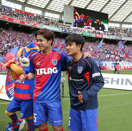 J1第12節第2日　東京対札幌　試合後、東京MF久保（右）とDF小川はポーズを決める（撮影・井上学）
