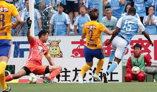 磐田対仙台　前半、磐田MFアダイウトン（右端）が先制ゴールを決める。仙台GKシュミット・ダニエル（撮影・丹羽敏通）