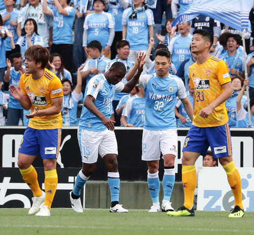 磐田対仙台　前半、チーム2点目のゴールを決めてMFアダイウトンとタッチを交わす磐田FW中山（左から3人目）（撮影・丹羽敏通）