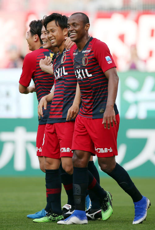 鹿島対松本　後半、追加点を決め、鹿島MFレオ・シルバ（右）らと喜び合うMF中村（中央）（撮影・狩俣裕三）