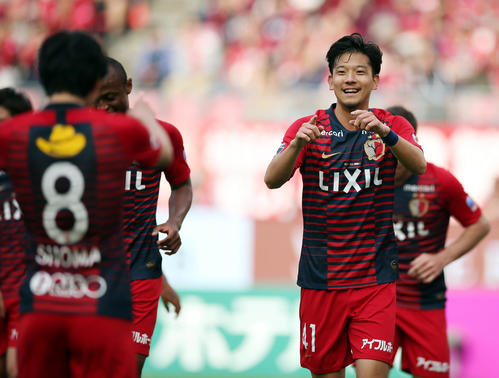 鹿島対松本　後半、この日、2点目のゴールを決め、アシストした鹿島FW土居（左）に駆け寄るMF白崎（撮影・狩俣裕三）