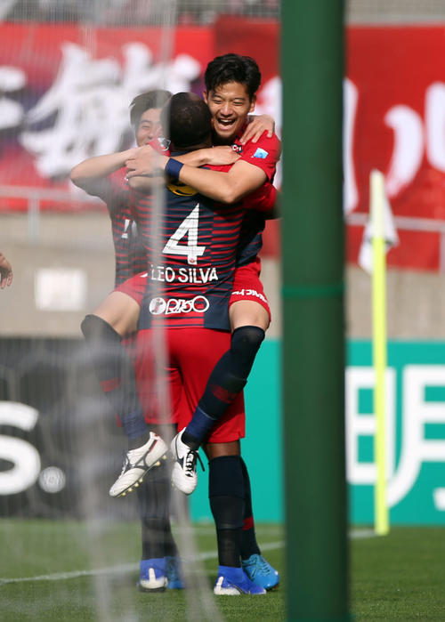 鹿島対松本　後半、ゴールを決める鹿島MF白崎（後方）（撮影・狩俣裕三）