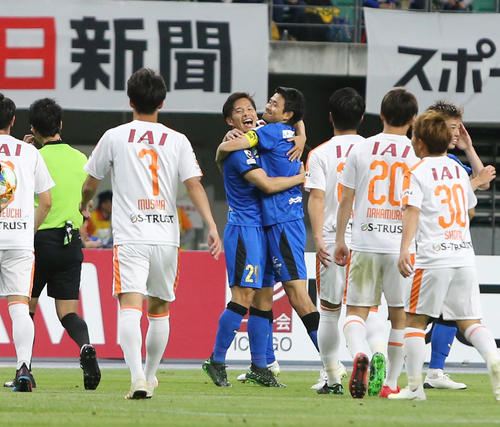 大分対清水　後半2分、同点に追いつき喜ぶDF岩田智輝（中央左）（撮影・菊川光一）