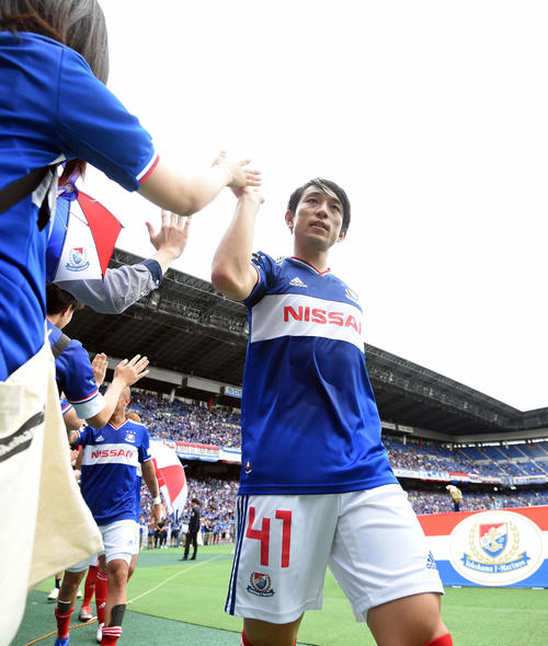 横浜対神戸　2得点を挙げた横浜MF三好は、試合後サポーターとタッチを交わす（撮影・たえ見朱実）